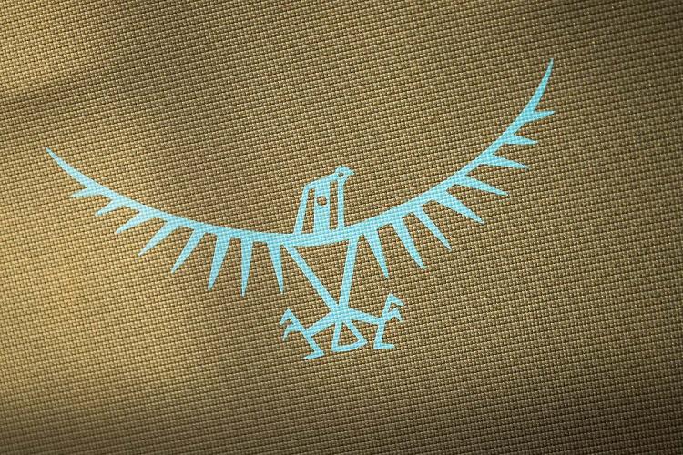 Logo sur le sac de voyage Osprey Transporter Wheeled Duffel 120 Logo sur le sac de voyage Osprey Transporter Wheeled Duffel 120