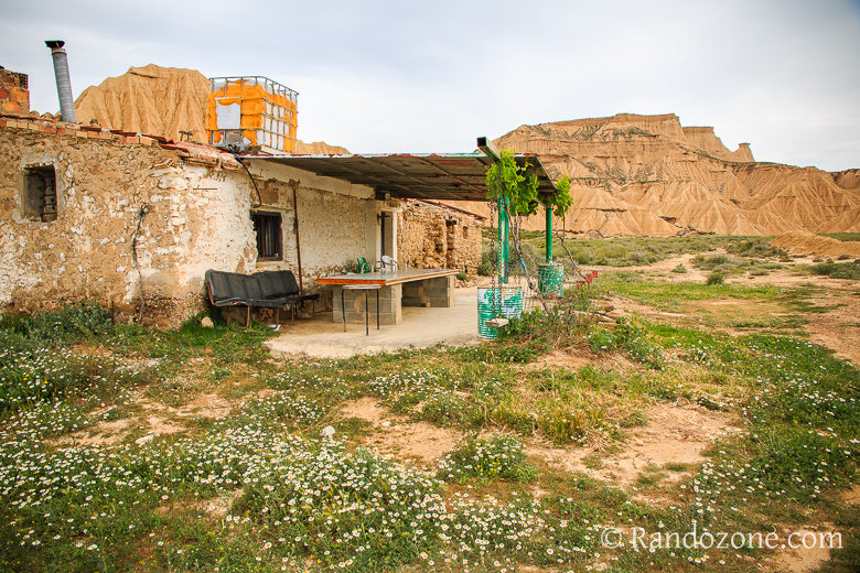 Passage à la cabane de la Piskerra Randonnée Piskerra dans le désert des Bardenas