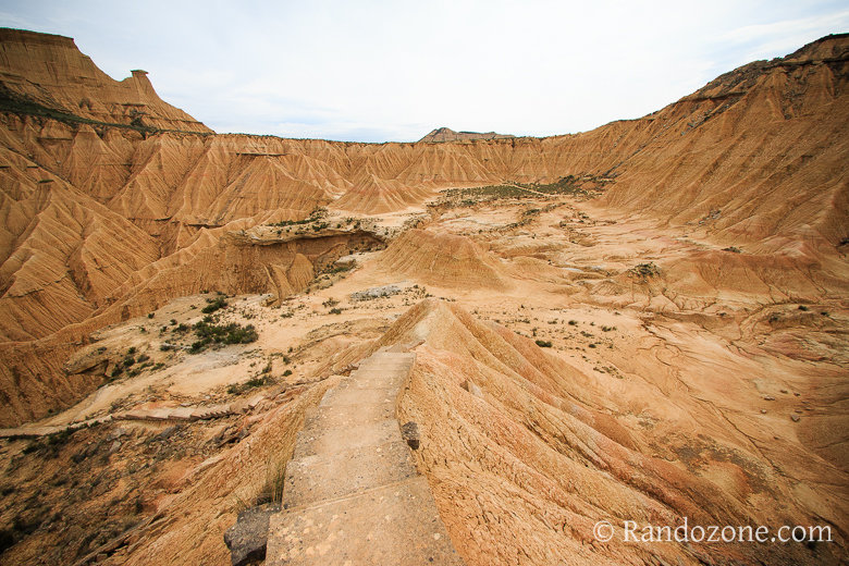 Randonnée en boucle à la Piskerra L'escalier et le plateau à traverser