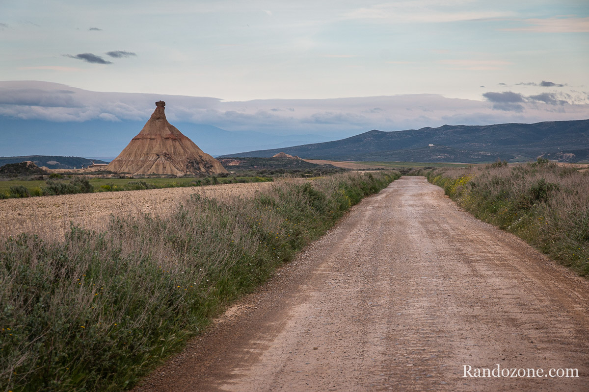 Piste dans le désert des Bardenas en Espagne