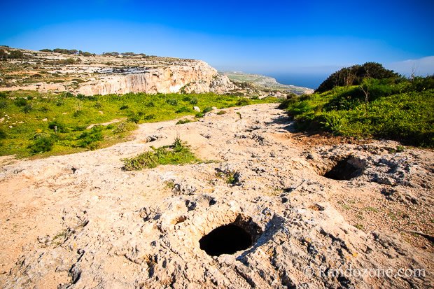 Anciennes grottes creusées dans la roche Randonnées à Malte le long des falaises de Dingli et Fawwara