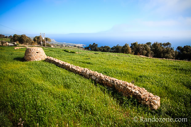 Constructions étranges sur Malte Randonnées à Malte le long des falaises de Dingli et Fawwara