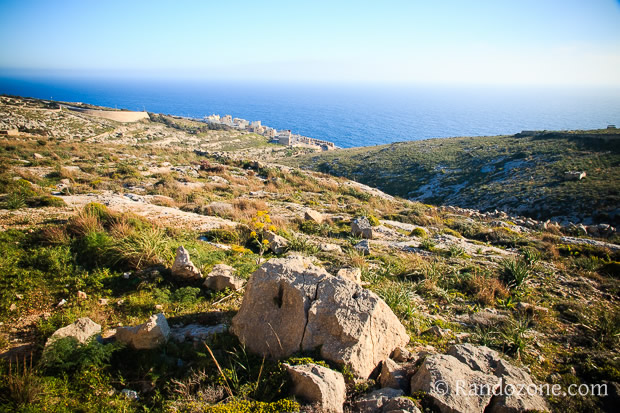 Petit village au bord de la mer Randonnées à Malte le long des falaises de Dingli et Fawwara