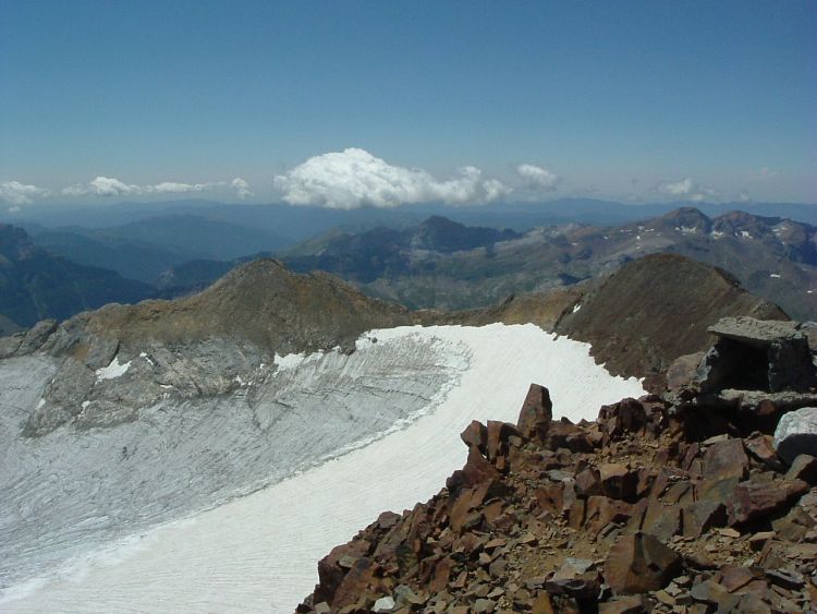 Du sommet de la Pique Longue du Vignemale, vue sur le glacier d'Ossoue, sur les pics Central et de Cerbillona