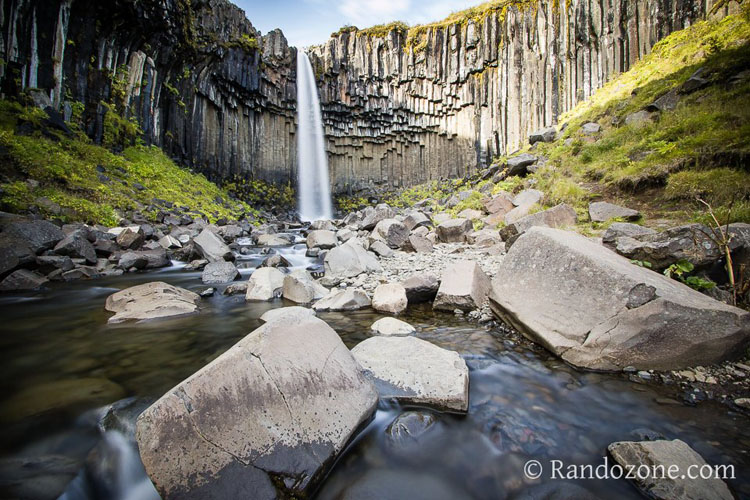 Cascade de Svartifoss en Islande Cascade de Svartifoss en Islande