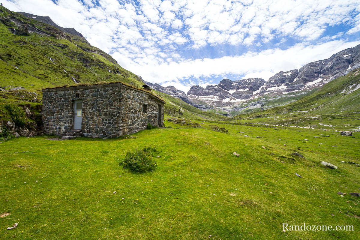 Cabane d'Estaubé devant le cirque Cabane d'Estaubé devant le cirque