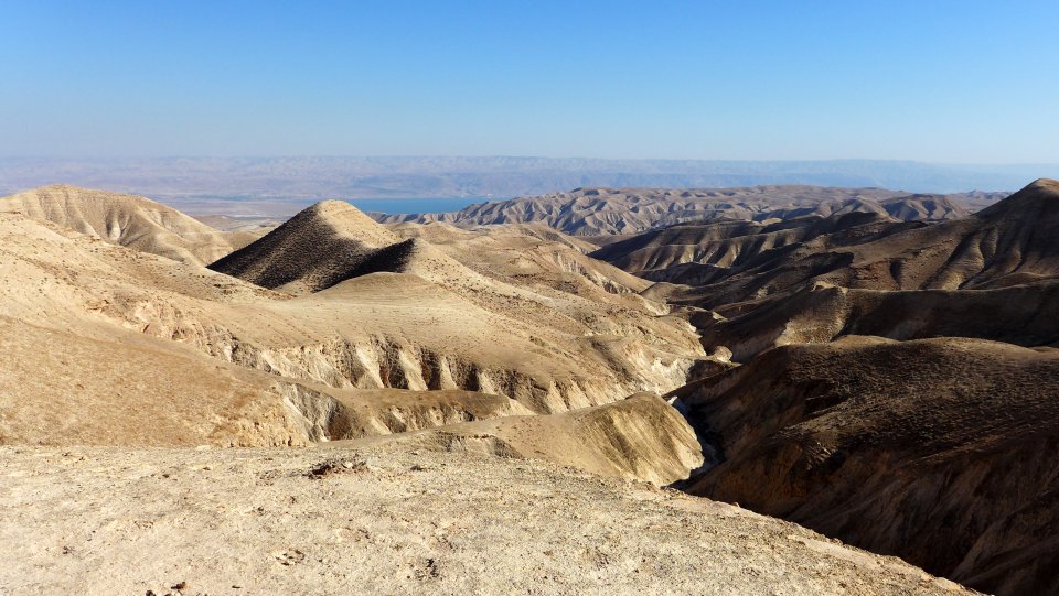 Vue sur la mer morte depuis le sentier d'Abraham en Palestine Vue sur la mer morte depuis le sentier d'Abraham en Palestine