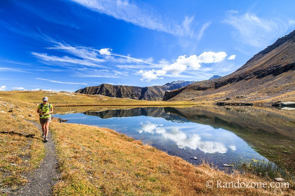 On longe le lac Faravel dans les Alpes On longe le lac Faravel dans les Alpes