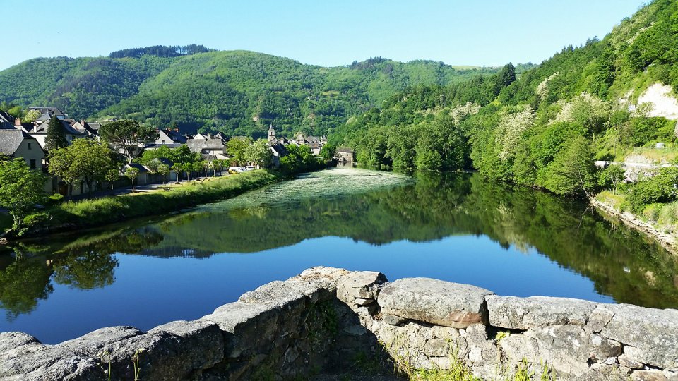 Vue sur le Lot depuis le pont à Entraygues Vue sur le Lot depuis le pont à Entraygues