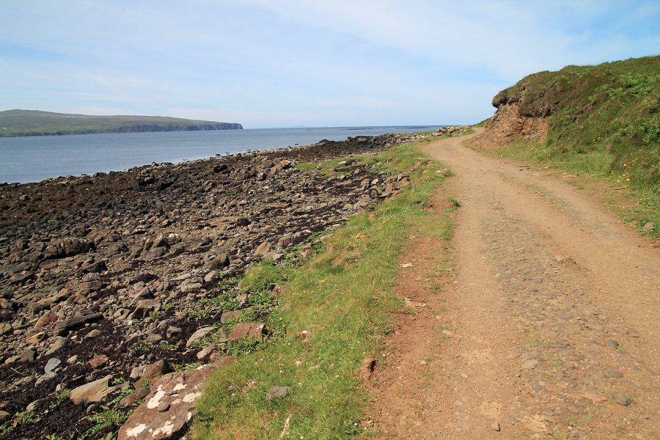 Le long de l'eau les galets sombres Le long de l'eau les galets sombres