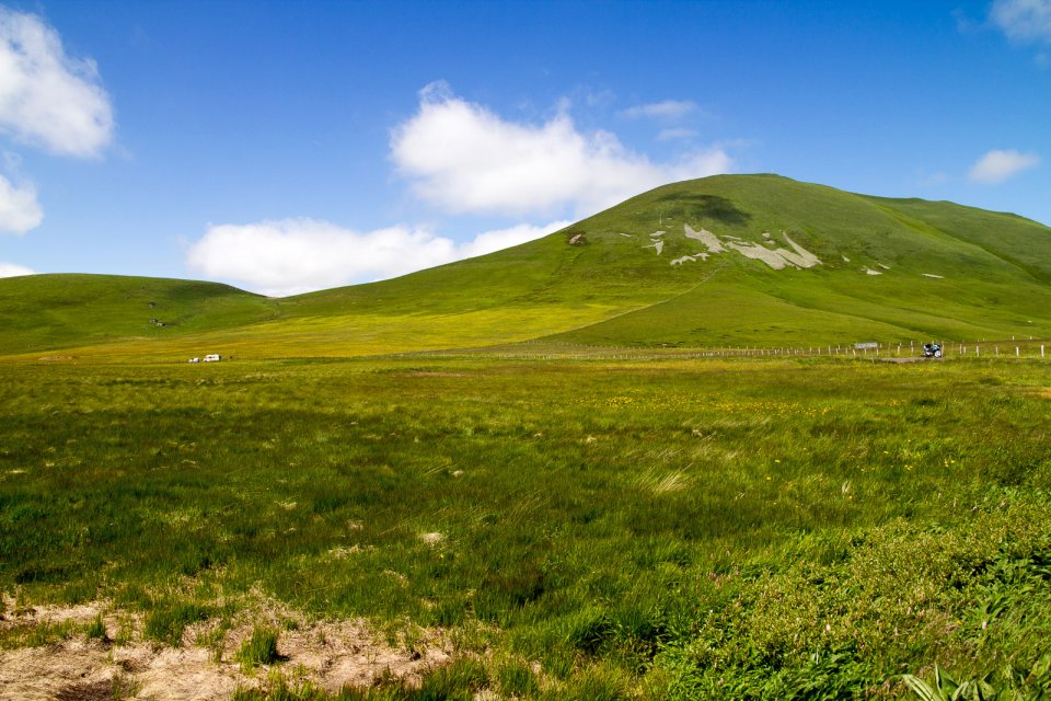 Vue depuis le col sur un sommet Vue depuis le col sur un sommet