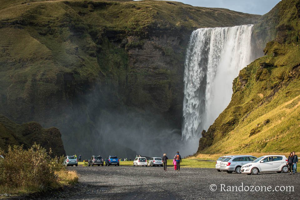 Cascade de Skogafoss depuis le parking Cascade de Skogafoss depuis le parking