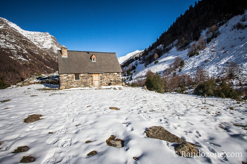 Cabane en pierres sur le trajet Cabane en pierres sur le trajet