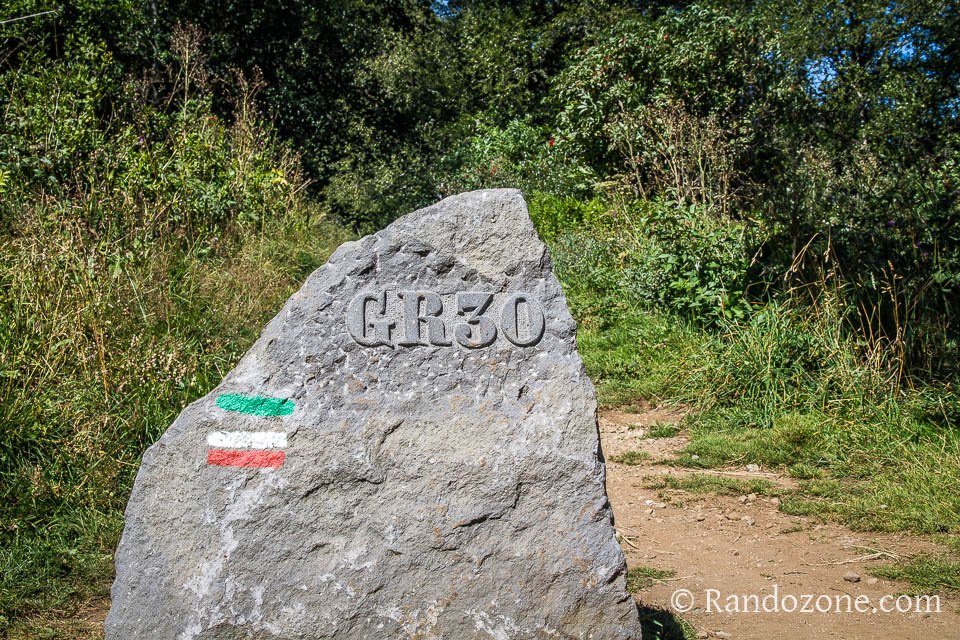Sur le GR 30 au dessus du lac de Guéry Sur le GR 30 au dessus du lac de Guéry