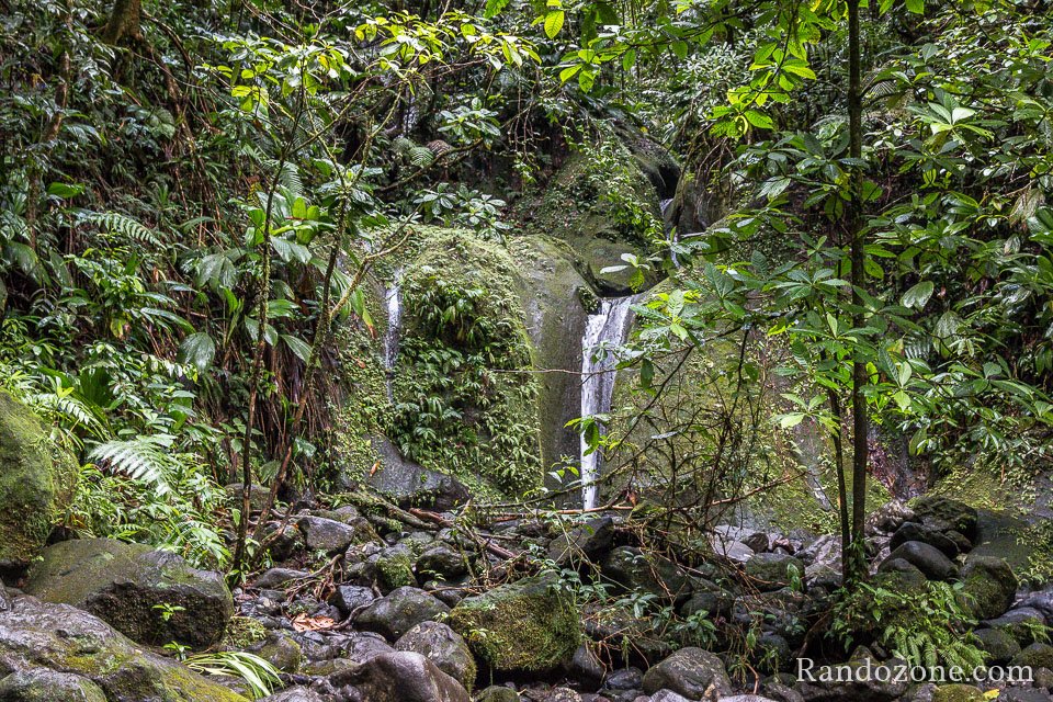 La cascade devant le bassin d'eau chaude La cascade devant le bassin d'eau chaude
