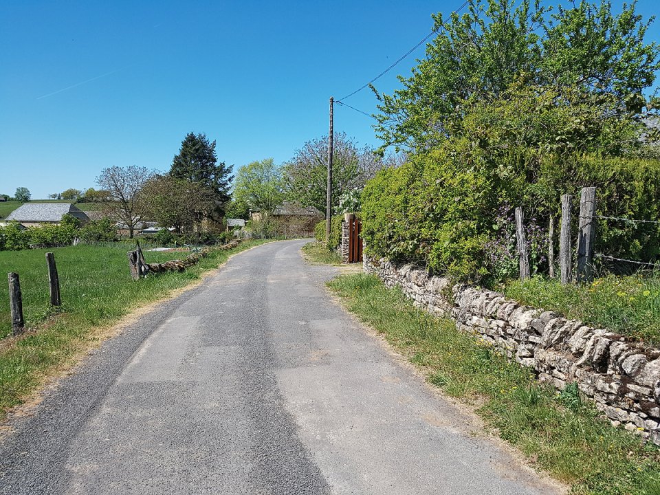 Sur la route qui mène au hameau Sur la route qui mène au hameau