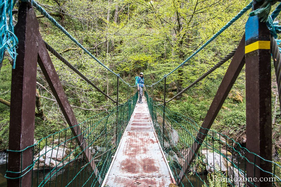 Nous traversons la passerelle Nous traversons la passerelle