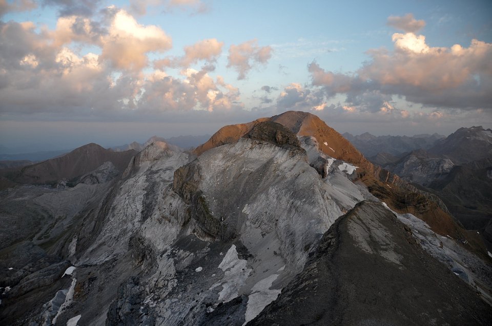 Le Taillon, un sommet de plus de 3000 mètres Le Taillon, un sommet de plus de 3000 mètres