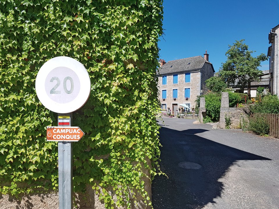 Il faut au début suivre le balisage blanc et rouge du GR6 Il faut au début suivre le balisage blanc et rouge du GR6