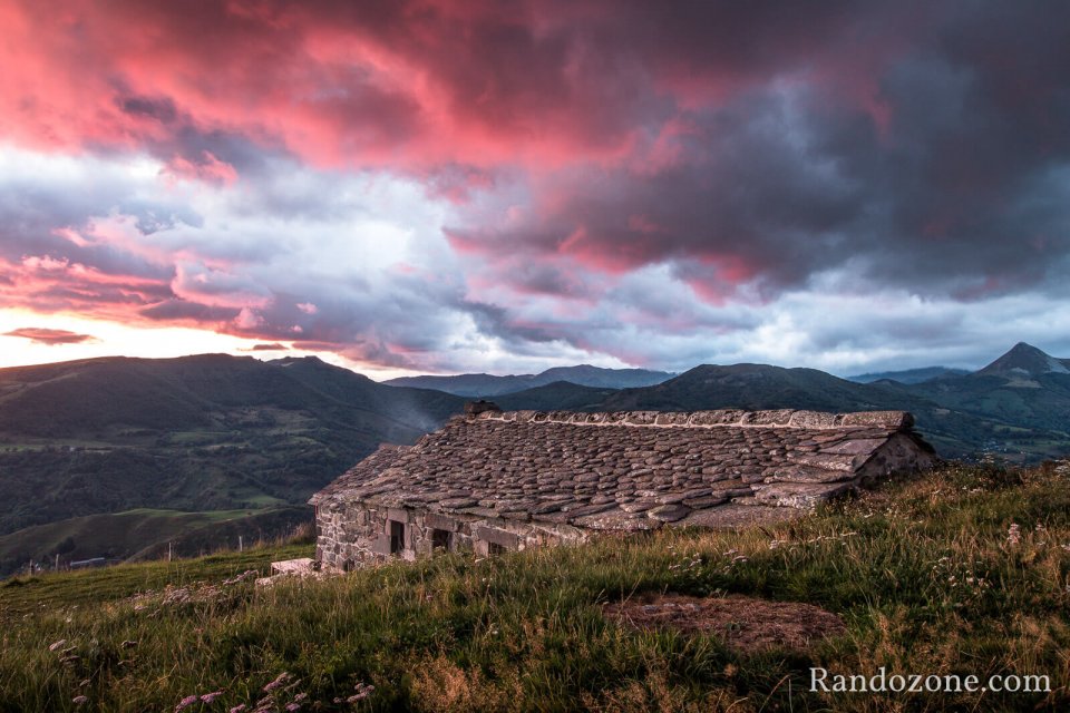 Le soleil se couche sur le buron de la Chambe Le soleil se couche sur le buron de la Chambe