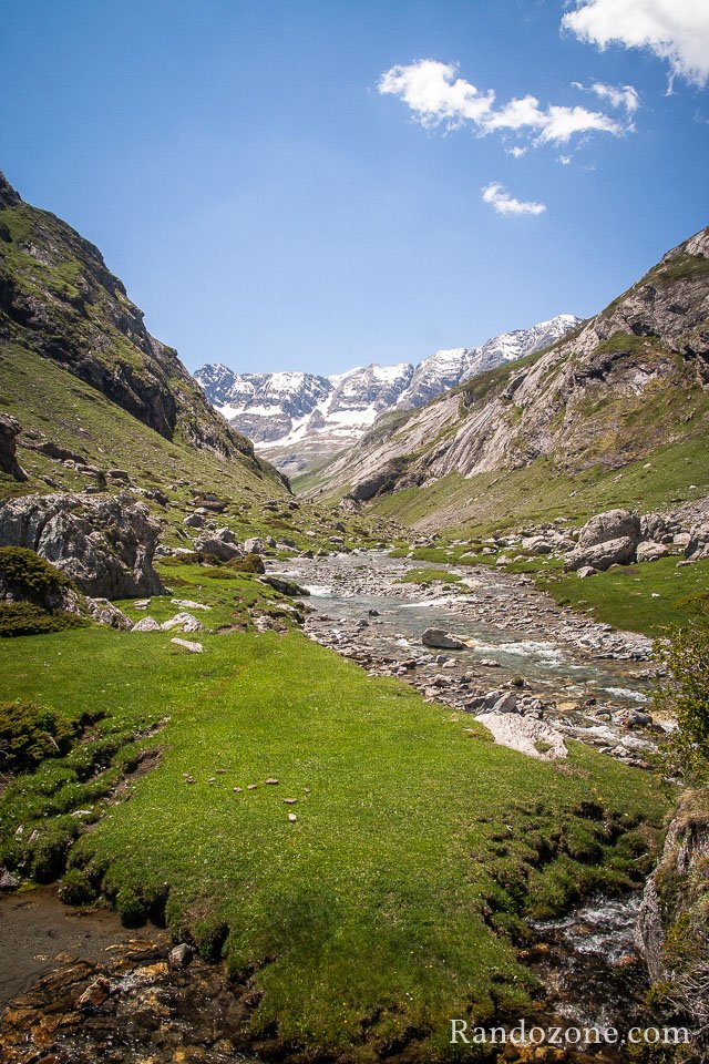 On s'éloigne du lac et on entre dans le cique d'Estaubé On s'éloigne du lac et on entre dans le cique d'Estaubé