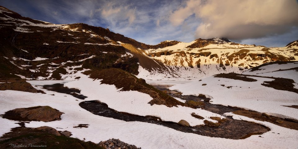 Les lacs Blanc et Noir situés derrière le refuge du Carro Les lacs Blanc et Noir situés derrière le refuge du Carro