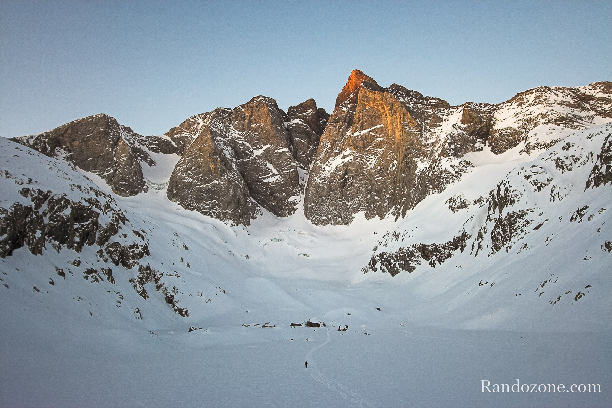 Face nord du Vignemale au petit jour depuis le refuge des Oulettes de Gaube Face nord du Vignemale au petit jour depuis le refuge des Oulettes de Gaube