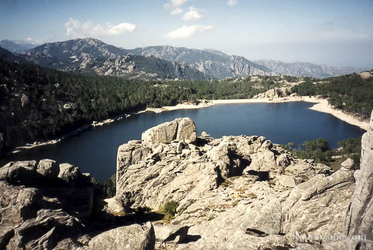 Corse : Lac de l'Ospédale en contrebas Corse : Lac de l'Ospédale en contrebas