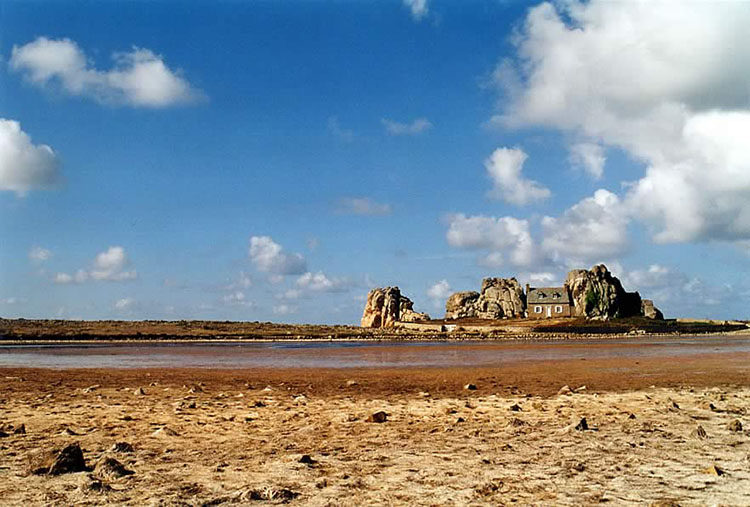 France : Maison entre les rochers à marée basse France : Maison entre les rochers à marée basse