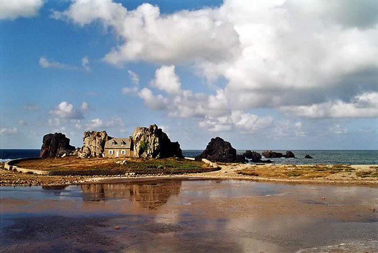 France : Maison entre les rochers en Bretagne France : Maison entre les rochers en Bretagne