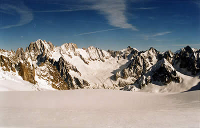 France : Sommets des Alpes lors de la descente de la mer de Glace en skis France : Sommets des Alpes lors de la descente de la mer de Glace en skis