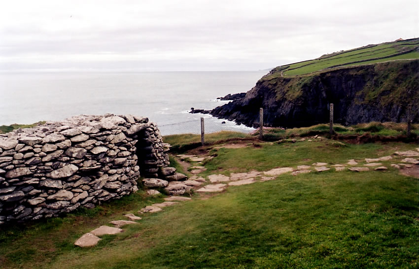 Irlande : Contruction en pierres au bord de la falaise Irlande : Contruction en pierres au bord de la falaise