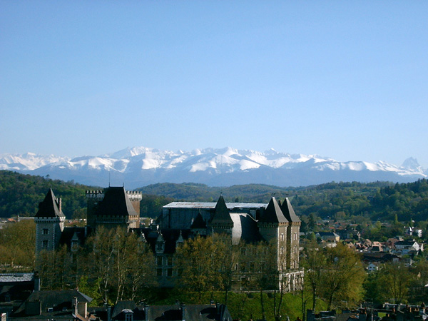 France : vue sur les Pyrénées et le chateau Henri IV depuis la grande roue place de verdun à PAU France : vue sur les Pyrénées et le chateau Henri IV depuis la grande roue place de verdun à PAU