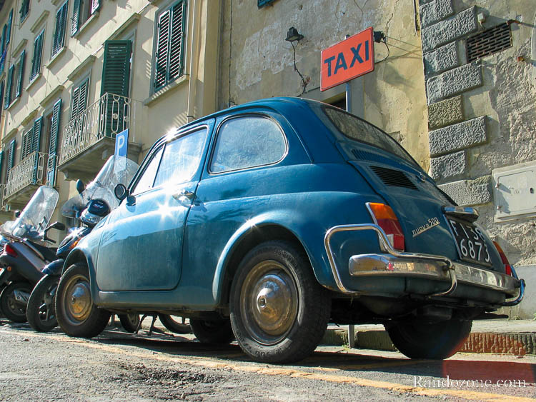 Italie : Fiat 500 dans une rue Italie : Fiat 500 dans une rue